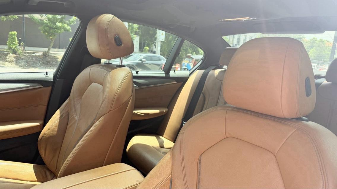 (แจ้งรหัสรถ KPV5461) 2018 จด 23 BMW 530e 2.0 M SPORT รูปที่ 8