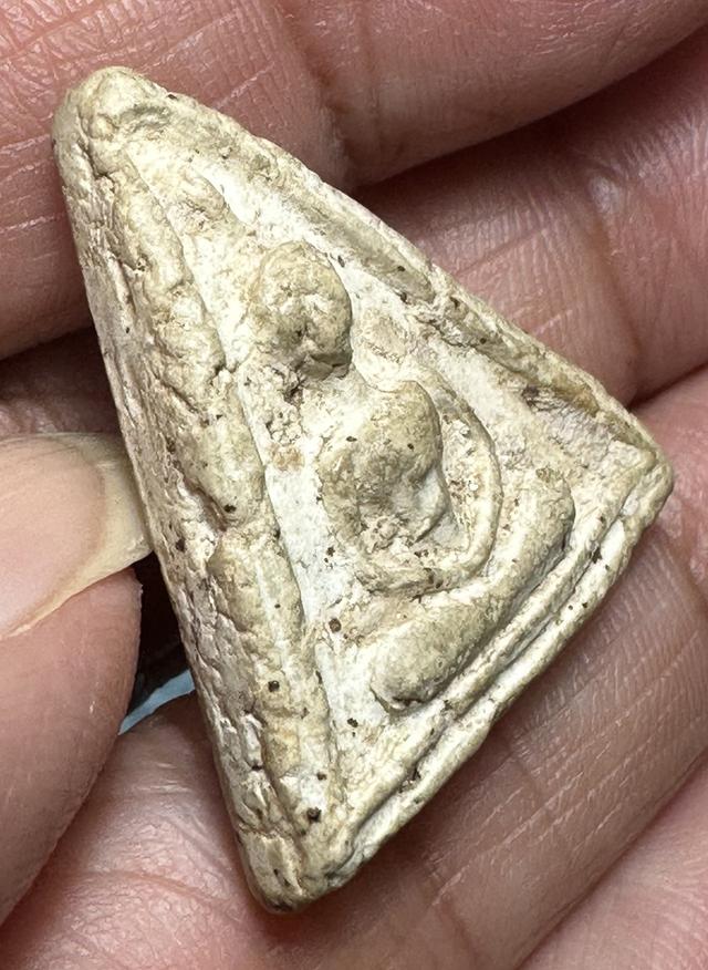 พระสมเด็จกรุเจดีย์เล็ก ว้ดใหม่อมตรส บางขุนพรมพิมพ์สามเหลี่ยมหน้าหมอน รูปย่อยที่ 3