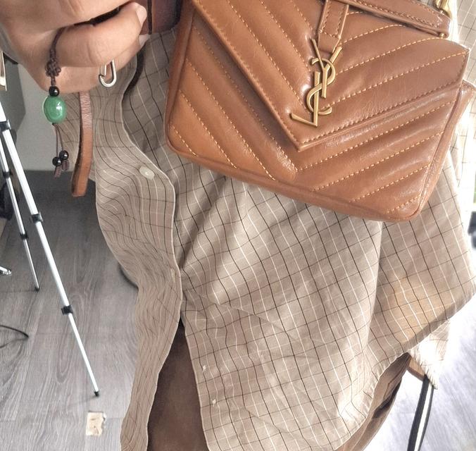 Saint Laurent (YSL) รุ่น Niki ในวัสดุ Vintage Leather (หนังวัวฟอกสไตล์วินเทจที่มีความเงาและยับเป็นเอกลักษณ์)