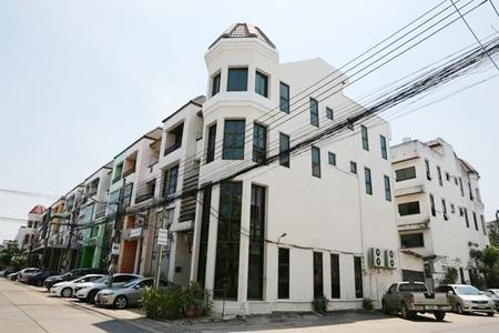 ให้เช่าโฮมออฟฟิศ ทาวน์ อิน ทาวน์ ( home office town in town) หลังมุม จอดรถได้ 5-6 คัน ของหายาก 2