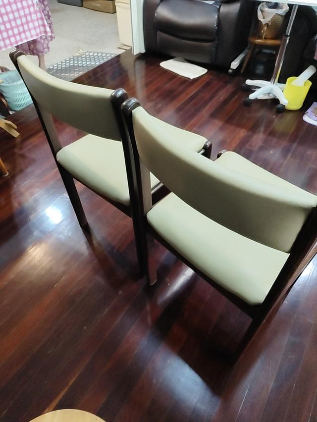 เก้าอี้นั่งไม้มะค่า 2 ตัวอายุ 40 ปี