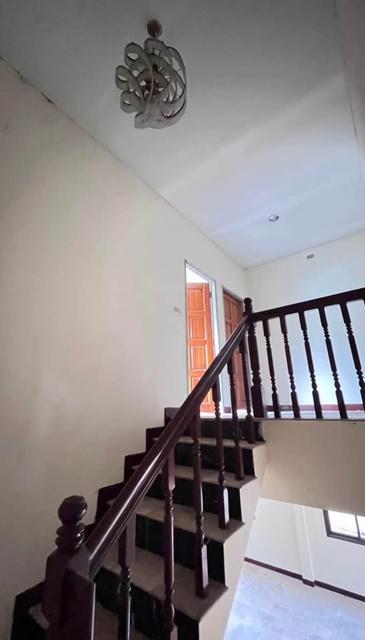 ม.กรุงเทพธนบุรี 1.2 กม. บ้าน 2 ชั้น 70ตร.วา. เดอะโฟร์ท สาย4 1.7 กม. ตลาดธนบุรี สนามหลวง2 2.7 กม. 280ตร.ม. 3 นอน 2 น้ำ พร 5