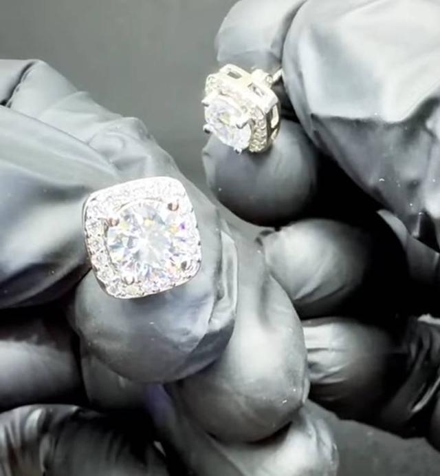 ต่างหูเพชร ดีไซน์โดดเด่น งานผีมือละเอียดประณีต ราคาสบายกระเป๋า พร้อมใบรับรอง - ปุอามี่ Diamond Lap Rama2 (083-2469526)