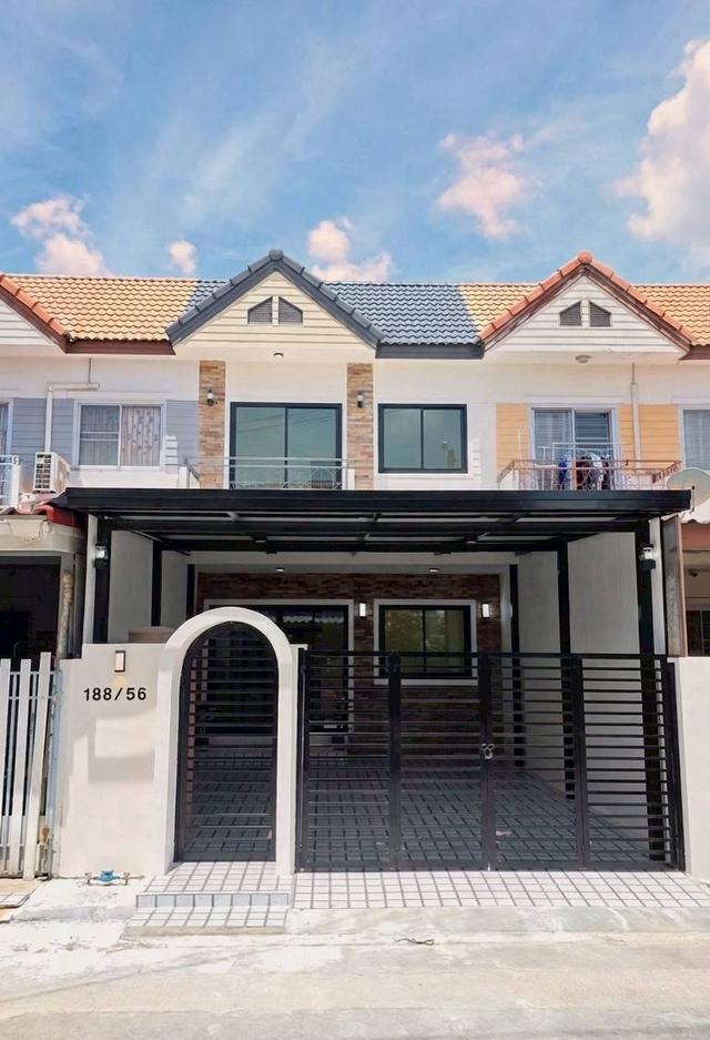 หมู่บ้าน ณ นนท์  (ต้นซอยวัดลาดปลาดุก) ทาวน์เฮาส์  2 ชั้น บ้านตกแต่งสวยพร้อมอยู่  ต่อเติมครัวและโรงรถ 1