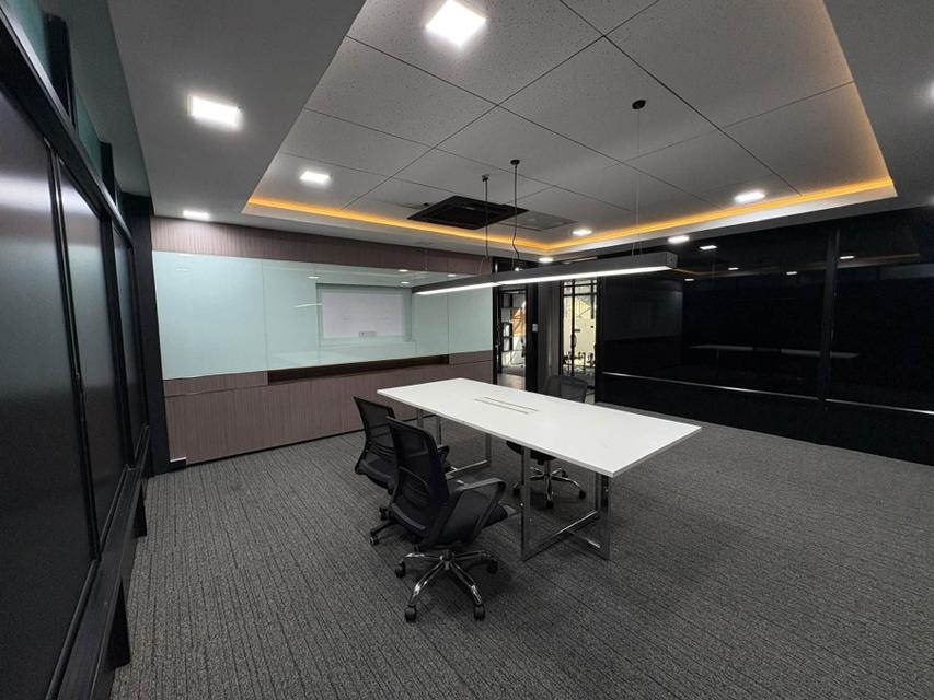 ให้เช่าอาคารสำนักงาน 3 ชั้น / ตกแต่งสไตล์ Modern / ซอยลาซาล บางนา / เข้าซอยไม่ลึก / พื้นที่ใช้สอย 1,067 ตารางเมตร / แอร์ 24 เครื่อง 3