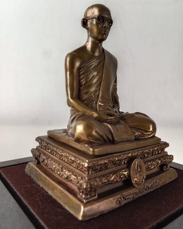 560.พระบรมรูปในหลวงทรงผนวช พลังแผ่นดิน ปี 2554 จัดสร้างเนื่องในวโรกาสครบวาระ 55 ปี ทรงผนวช 6