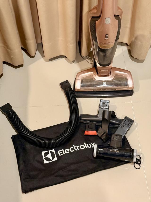 เครื่องดูดฝุ่นไร้สาย Electrolux 2 in 1 สีโรสโกลด์ สวยหรู พร้อมอุปกรณ์ครบชุด รูปที่ 3