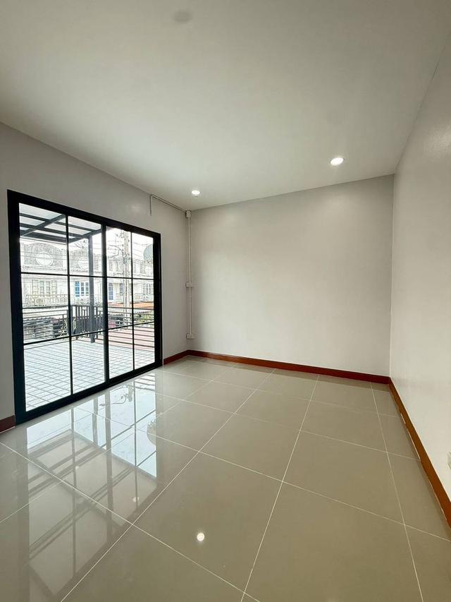 หมู่บ้านสิรารมย์ บ้านกล้วย-ไทรน้อย บางบัวทอง ทาวน์เฮาส์ 2 ชั้น ตกแต่งใหม่พร้อมอยู่  มีระเบียงด้านหน้า โครงการของแลนด์&เฮ้าส์ 15