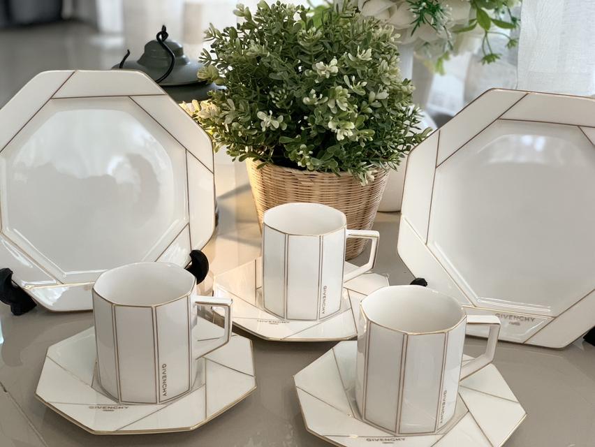 ชุดแก้วกาแฟ G🩵I 🌿ven🌿Chyงานสวยหรูลายแปดเหลี่ยมนะคะเนื้อขาวขอบทองแก้วกาแฟสามเซต  และจานขนาด 7 นิ้วสองใบรวมงาน8ีชิ้น 1️⃣5️⃣9️⃣0️⃣ บาทฟรีค่าจัดส่ง