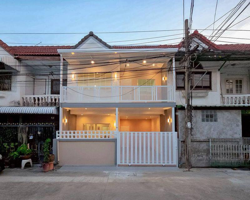 หมู่บ้านณรงค์สุขนิเวศน์  ถนนเลี่ยงเมืองนนท์ทาวน์เฮาส์ 2 ชั้น มีระเบียงด้านหน้า ทำเลติวานนท์ - รัตนาธิเบศร์ ทำเลดี ตกแต่งใหม่พร้อมอยู่ 1