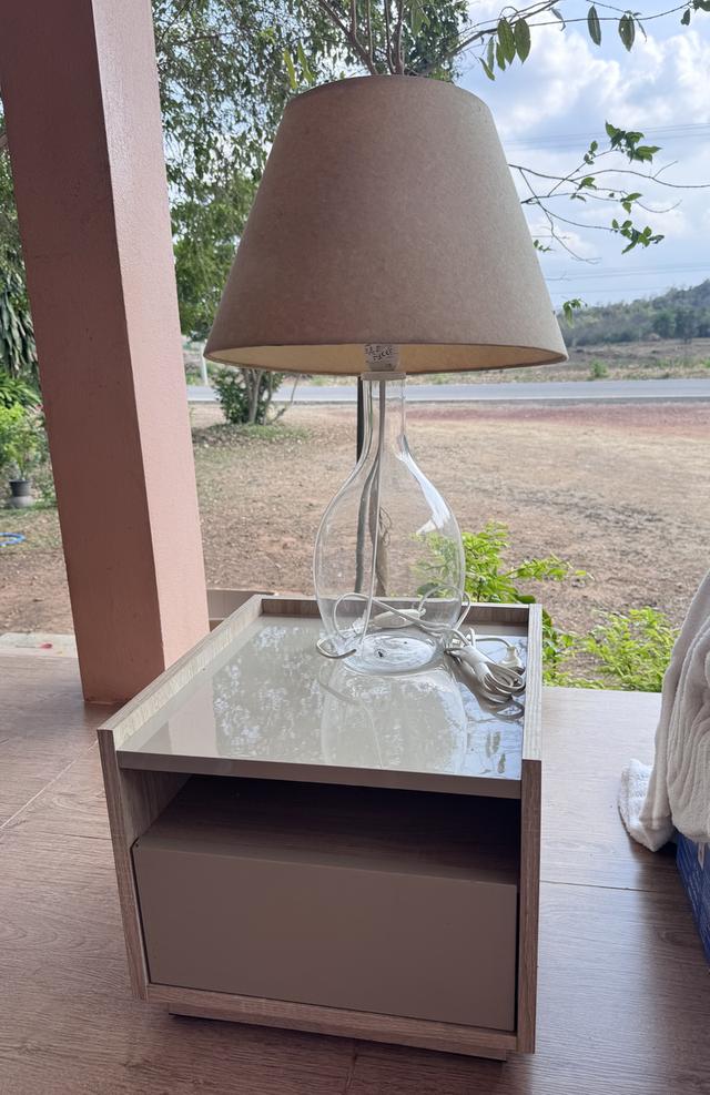 โคมไฟ  โต๊ะข้างเตียง (Bedside Table/Nightstand)