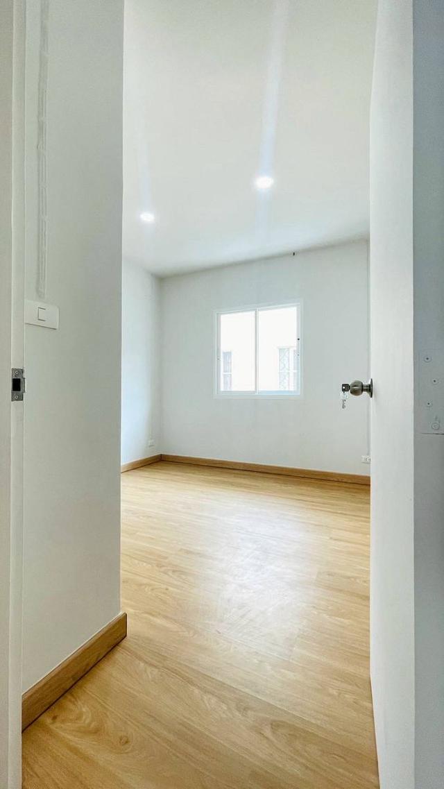 หมู่บ้านบุศรินทร์ ถนนบ้านกล้วย-ไทรน้อยทาวน์เฮาส์ 2  ชั้น ฟังก์ชันครบ ในโครงการ L&H ทำเลซอยบ้านกล้วย ใกล้รถไฟฟ้า 17