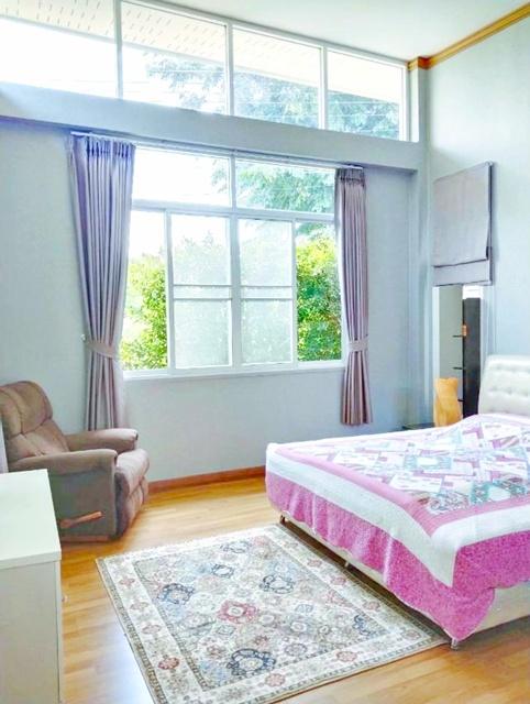 ให้เช่าบ้านเดี่ยว ตลาดดอยสะเก็ด 3กม. 3นอน สวนพฤกษศาสตร์ทวีชล 1.9 กม. เป็นธรรมชาติ 66 ตร.วา.264 ตร.ม. 3 น้ำ พร้อมเฟอร์ฯ 4