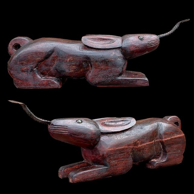 กระต่ายขูดมะพร้าวแกะสลัก สีโอ้ค กระต่ายไม้เนื้อแข็ง