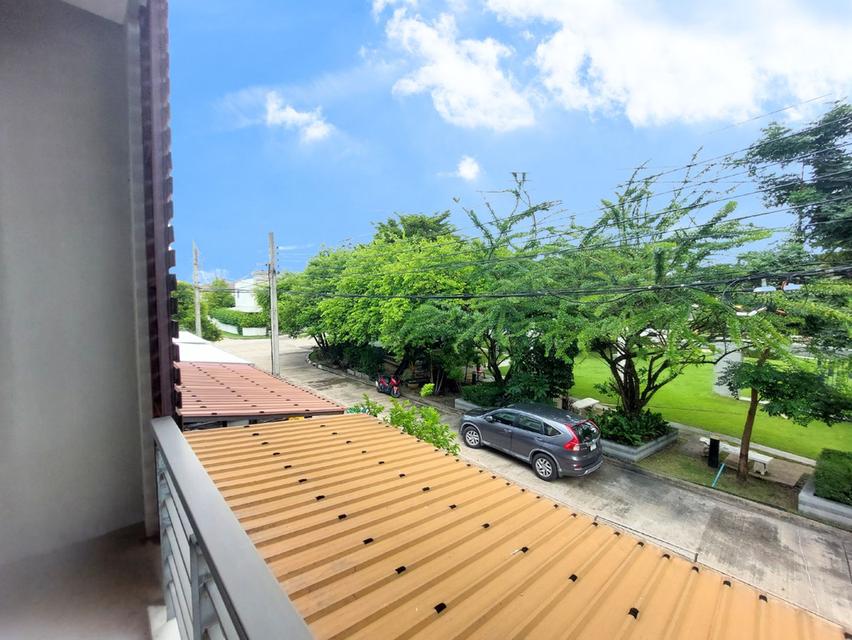 ฮาบิทาวน์ วัชรพล ทาวน์เฮ้าส์หลังริม หน้าบ้านติดสวนสาธารณะของโครงการ 17