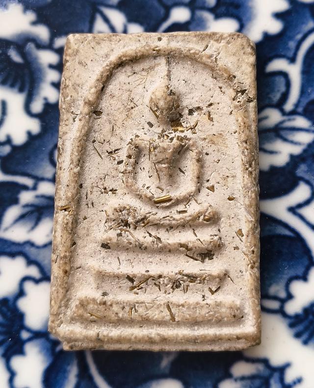 พระแผงตัดเนื้อชินเก่าค่ะ