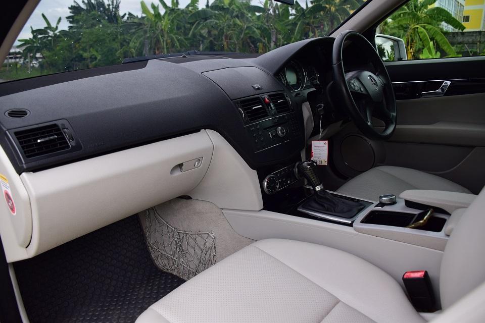ขายเพียง 268000บาท BENZ C200 คอมเพลสเซอร์ แอร์จอ พ.มัลติ ขับดีมาก เบาะหนังไฟฟ้าเมเมโมรี่ 3จุด ภายในใหม่กิ๊ฟ เอกสารครบพร้อมโอน โทร0957401229 ไอดีไลUTBP 11