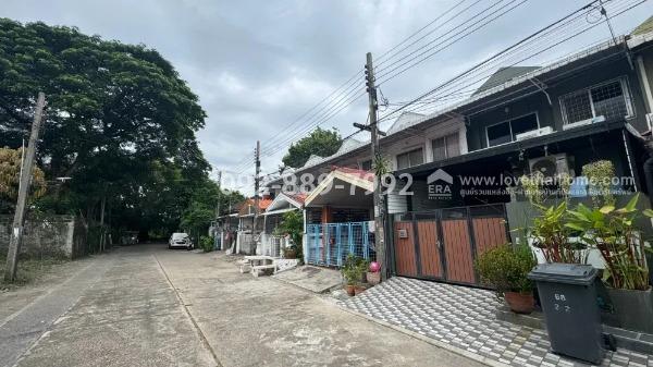 ขายทาวน์เฮ้าส์ 2 ชั้น ย่านอ่อนนุช-ศรีนครินทร์ ซอยอ่อนนุช 70/1 แยก 2-2 หมู่บ้านเสรี-อ่อนนุช เนื้อที่กว้าง 28.1 ตร.ว. รีโนเวทใหม่ทั้งหลัง สวยครบ 10