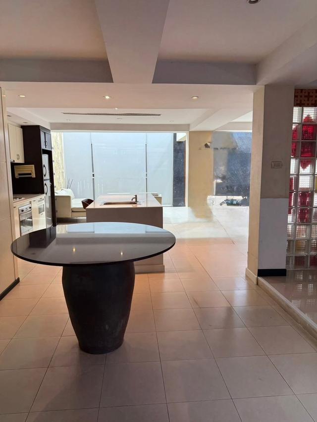 อาคารพาณิชย์ 2 ห้องที่ ตีทะลุกัน 8