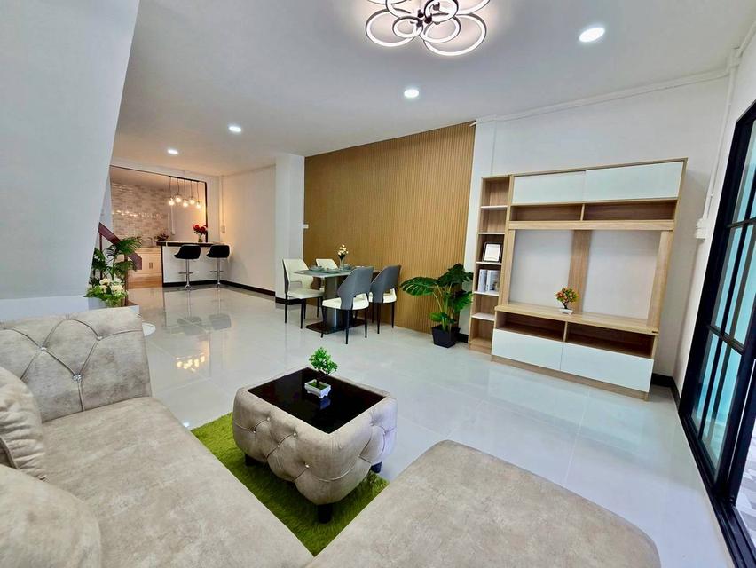 ทาวน์เฮ้าส์ รามคำแหง ใกล้รถไฟฟ้า หมู่บ้านสุภาวัล นัดถมบ้าน 085-318-6868 คุณวา 10