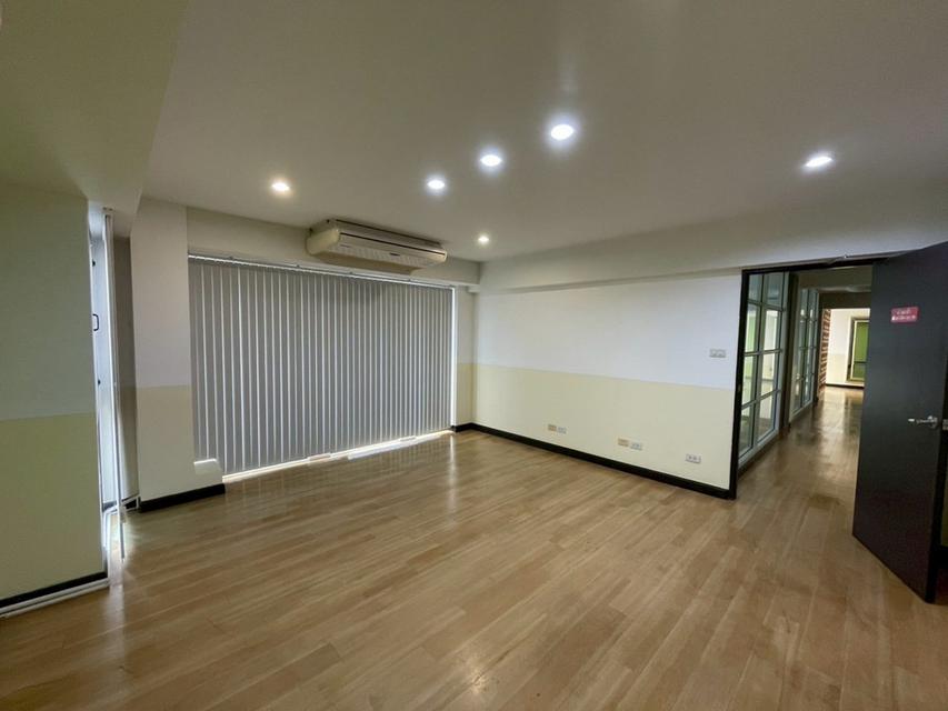 คอนโด หรือ พื้นที่สำนักงาน Office 150 ตรม ในอาคาร NT House พระราม 9 ซอย 13 บางกะปิ ห้วยขวาง ใกล้ MRT สถานี รฟม. 8
