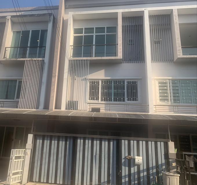 🚨 ขายด่วนมาก! ทาวน์โฮม 3 ชั้น The Exclusive พัฒนาการ 44 | 4 นอน 4 น้ำ จอด 2 คัน เพียง 5.75 ล้าน 1