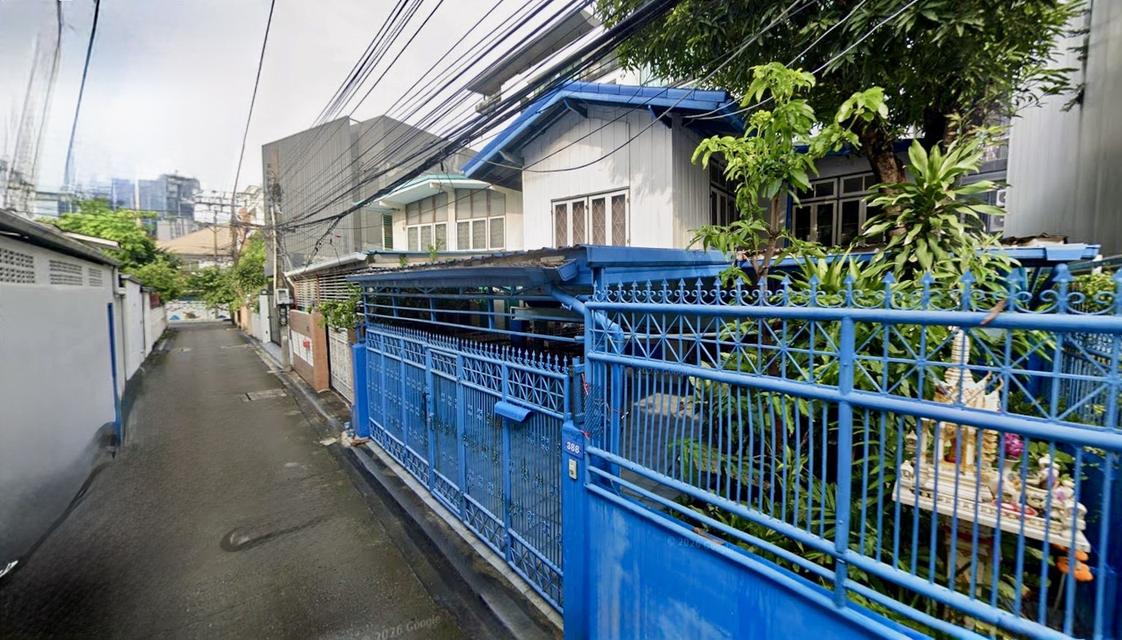 [For Sale] 2-Storey Detached House, Soi Sukhumvit 65, Near BTS Ekkamai.