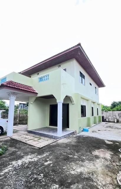 ม.กรุงเทพธนบุรี 1.2 กม. บ้าน 2 ชั้น 70ตร.วา. เดอะโฟร์ท สาย4 1.7 กม. ตลาดธนบุรี สนามหลวง2 2.7 กม. 280ตร.ม. 3 นอน 2 น้ำ พร 1