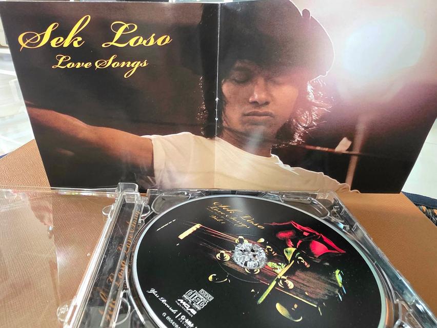 Sek Loso ซีดีอัลบั้ม Love Songs ในรูปแบบ Acoustics Live 13 บทเพลงรักจากอารมณ์โรแมนติกในแบบ เสก โลโซ ที่มีคนฟังแล้วมากกว่า 200 ล้านครั้งใน YouTube รูปย่อยที่ 2