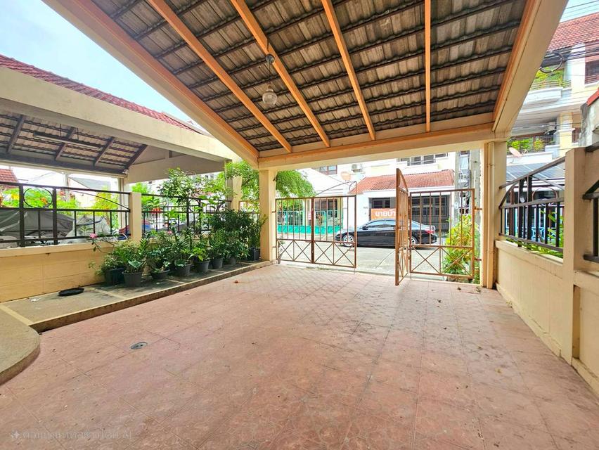 ขายด่วน📌📌  หมู่บ้านสิรินเฮ้าส์1 ปากเกร็ด16  🏠ทาวน์โฮม 3ชั้น  พื้นที่ 30 ตร.ว  🛏6 ห้องนอน 🚽4 ห้องน้ำ 🚘1 ที่จอดรถ 🌞หน้าบ้านหันทางทิศตะวันออก  [ 3