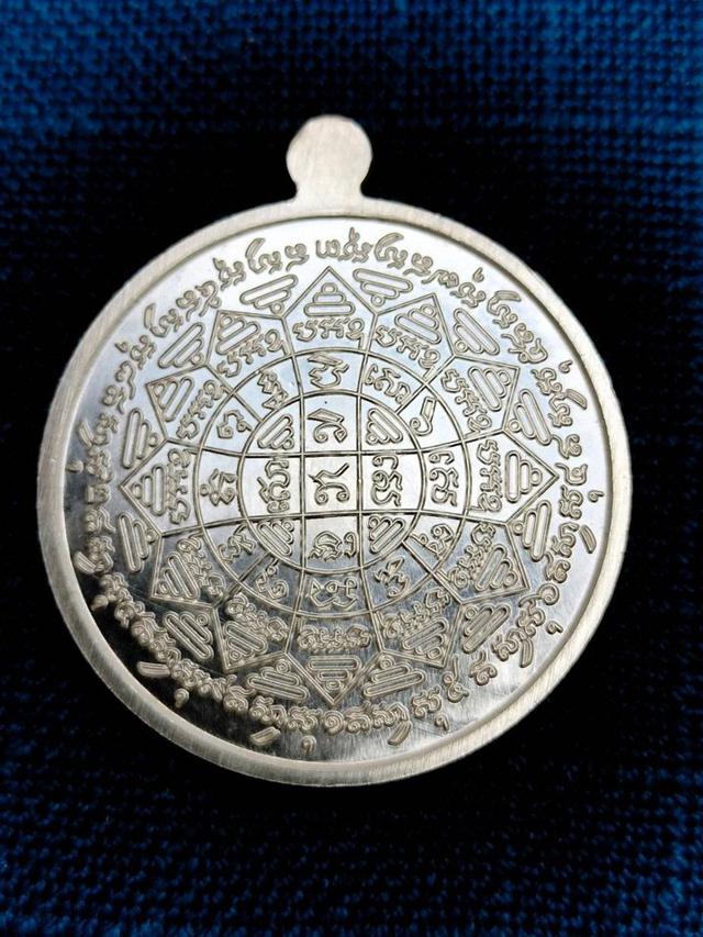เหรียญกลมหลังยันต์มงกุฏพระเจ้า  หลวงพ่อกวย ชุตินฺธโร รุ่นแรงครู  วัดโฆสิตาราม ปี2560 เนื้อเงิน เลข56 บูชา4800บาท 3