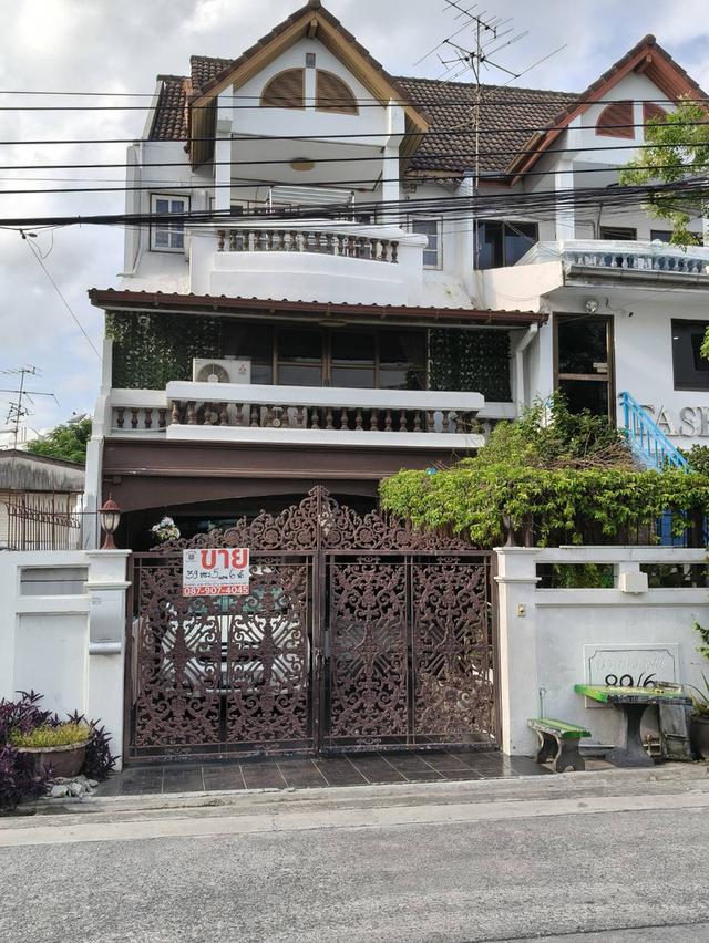 ขายบ้านสุขุมวิท71 ปรีดีพนมยงค์14 ทาวน์โฮมหลังมุม 3ชั้น ที่ดิน 39ตร.ว 5ห้องนอน ใกล้รถไฟฟ้าBTSพระโขนง เอกมัย ถนนกว้าง Sukhumvit 71 Ekkamai 0879074045 2
