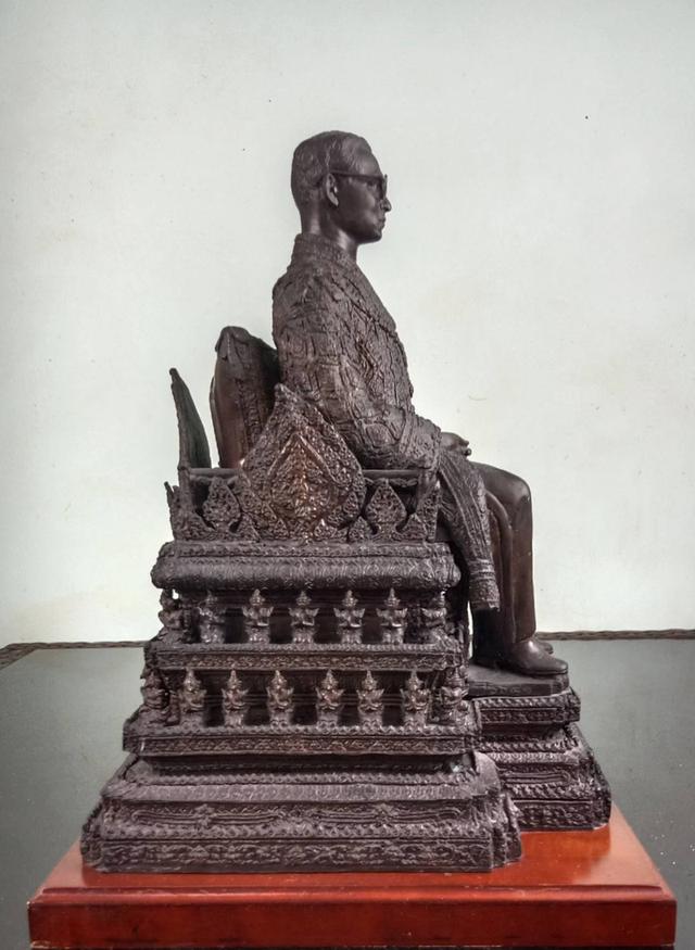 746.พระบรมรูปหล่อในหลวงรัชกาลที่ 9 พระบาทสมเด็จพระปรมินทรมหาภูมิพลอดุลยเดช ทรงประทับบนพระที่นั่งราชยานพุดตานทอง ส รูปที่ 5