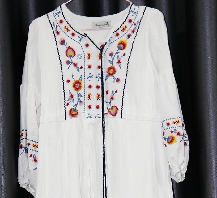 เดรสแม็กซี่ยาวปักลายดอกไม้สไตล์โบฮีเมียน (Boho Embroidered Maxi Dress – White)_@SP016 6