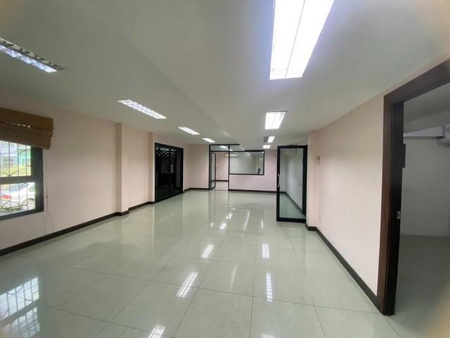 ให้เช่าอาคารสำนักงาน 3 ชั้น 728 ตรม. ถ.โกสุมร่วมใจ ซอยประชาอุทิศ 15 ใกล้สนามบินดอนเมือง 8