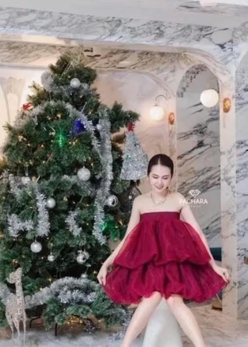 เดรสเกาะอกทรงบอลลูนสีแดง