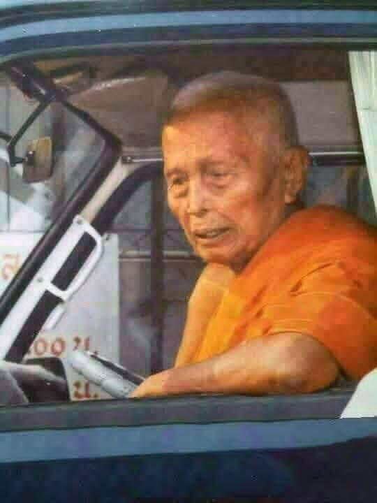 #เหรียญน้ำเต้า รุ่นอายุ ๑๐๐ ปี พ.ศ.2543กรมการทหารสื่อสารสร้างถวาย.หลวงปู่ เป็นเหรียญอีกรุ่นหนึ่งที่ออกแบบได้สวยงามมาก รูปย่อยที่ 3