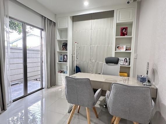 ขายบ้านสวย ติดถนนเลียบด่วนรามอินทรา ใกล้ central eastville ถนนประดิษฐ์มนูธรรม วังทองหลาง กทม. 10