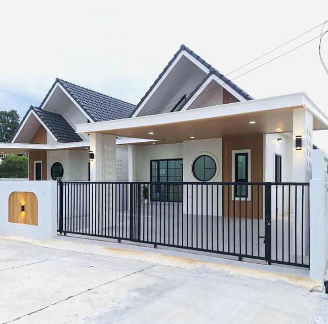 บ้านเดี่ยว ทำเลดี ห่าง รพ.พานทองเพียง 3 กิโลเมตร 2 นอน 2 น้ำ  2 จอดรถ  1