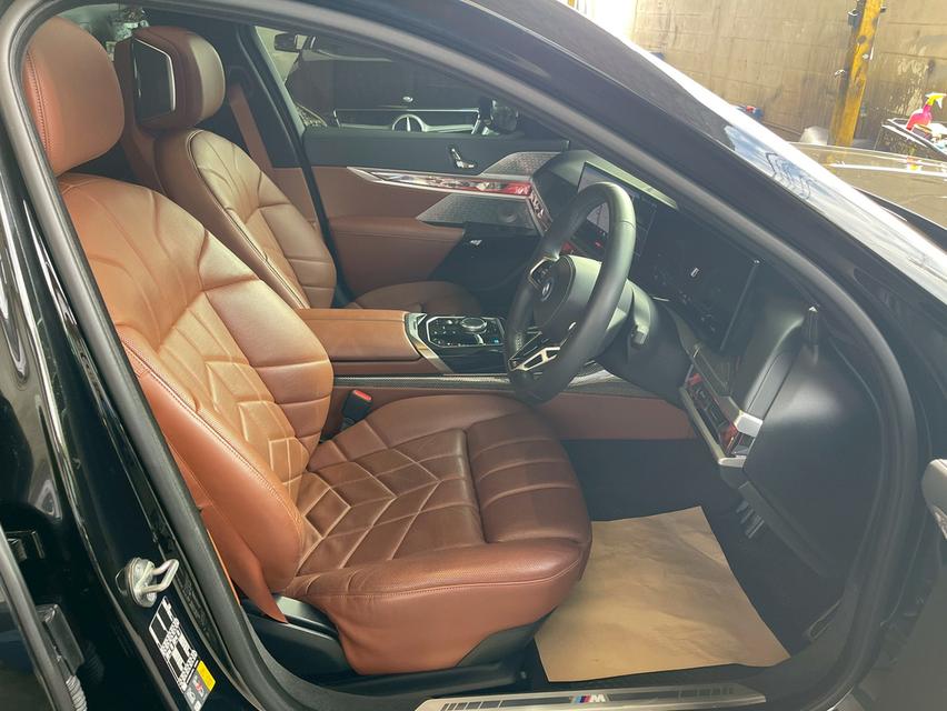 รหัสรถ PJP3414 ✨ 2023 BMW i7 xDrive60 M-Sport (First Edition)