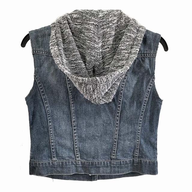 กั๊กยีนส์ มีหมวก(ถอดได้) สีเข้มน่ารักมาก ลายผ้าชัดสุด ๆ มีกระเป๋าอก ผ้านุ่มใส่สบาย พร้อมส่ง ไม่ต้องรอ 2