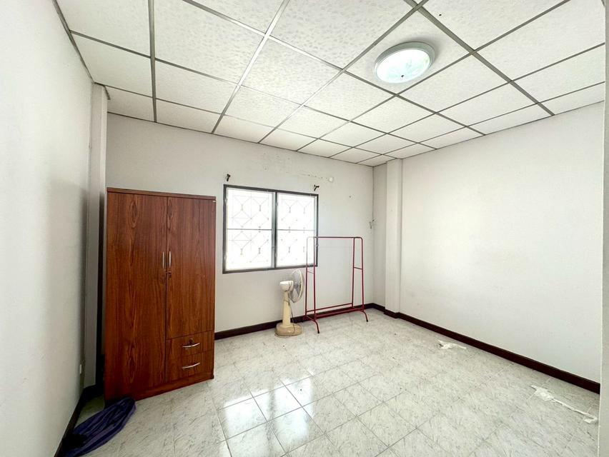 ทาวน์เฮ้าส์ 2 ชั้น 17 ตร.ว. สภาพดีพร้อมเข้าอยู่ หมู่บ้านเทพมงคล ปทุมธานี ใกล้เมืองทองธานี ซอยเทคโนแหลมทอง ถนนกรุงเทพ-ปทุมธานี เมืองปทุมธานี 9