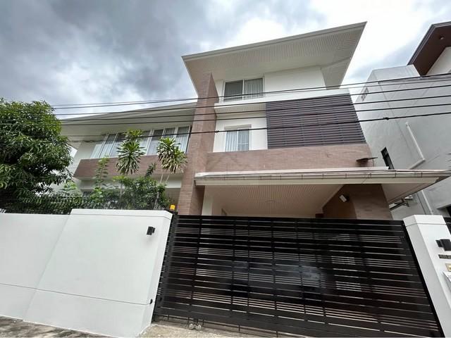 ให้เช่าบ้านเดี่ยว 3 ชั้น 320 ตรม. ย่านรัชดานิเวศน์ 16 พร้อมระเบียง วิวสวย ใกล้ MRT ห้วยขวาง 1