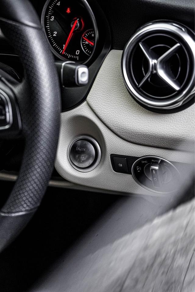 Mercedes Benz GLA200 Urban Cosmos Black 2019 รูปที่ 10