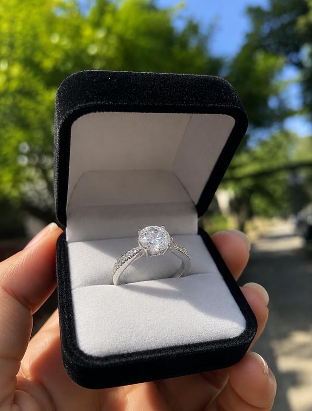💎 สวยตาแตก! หลุดจำนำ/ส่งต่อแหวนเพชรโอีส(Moissanite) เม็ดเดียวชู ดีไซน์คลาสสิก เพชรเล่นไฟสุดๆสวยงามสินค้าไม่มีตำหนิ ตัวเรือนประทับตรา  PT950