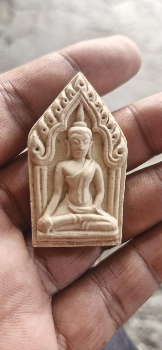 พระขุนแผนรุ่นแรก หลวงปู่กาหลง เขี้ยวแก้ว ผสมผงกรุเก่าบางขุนพ รหม ปี พ.ศ. 2548 รูปที่ 1