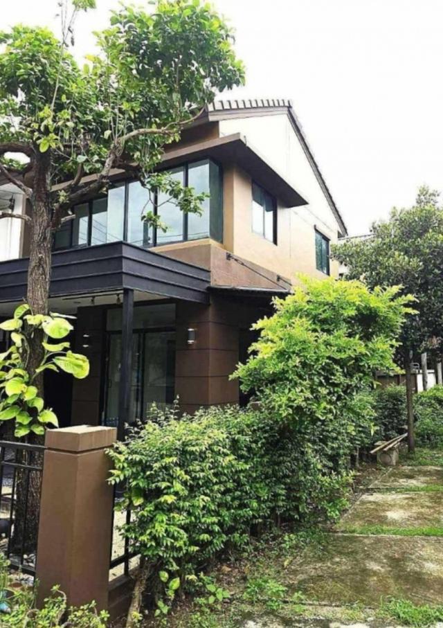 ขายบ้าน!!! ทาวน์เฮ้าส์ตกแต่งใหม่พร้อมอยู่ แปลงมุมติดสวน หน้าบ้านทิศเหนือไม่ร้อนแดด ฝั่งตรงข้ามไม่มีบ้าน จอดรถ 3 คัน สะดวกสบาย  3