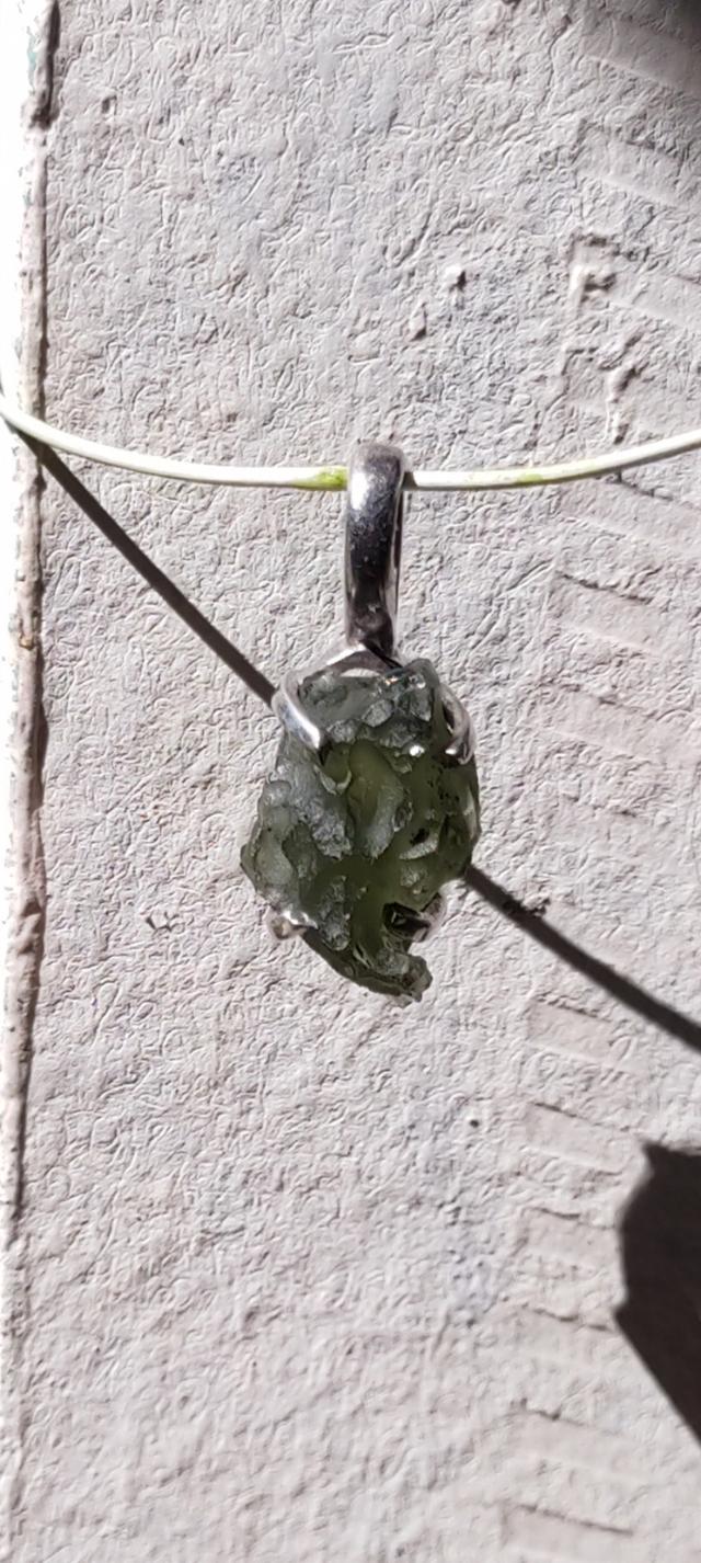 Moldavite เลื่ยมกรอบเงิน หินสีเขียวเกิดจากการตกกระทบของอุกกาบาต มหัศจรรย์จากดวงดาว 