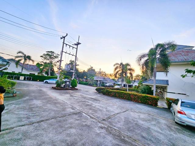 ให้เช่าขาดทุน 50% รีสอร์ท 8หลัง Pool Villa โรงแรม 40 ห้อง ยามคันทรีคลับ 4.5กม. 2ชั้น พัทยา 200 ม. 8 ไร่ ถ.พรประภานิมิตร  3