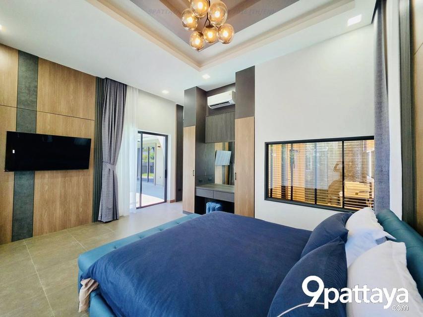 Mabprachan Pool Villa – บ้านหรูติดธรรมชาติ ใกล้อ่างมาบประชัน | Luxury Pool Villa Near Mabprachan Lake  3 ห้องนอน | 4 ห้องน้ำ • ห้องนั่งเล่น เพดานสูง 6